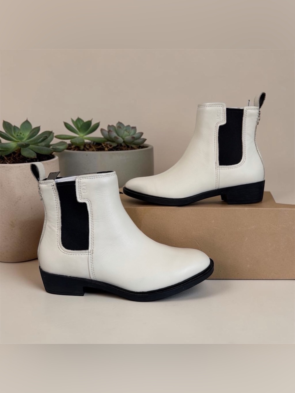 New UGG Women’s Emmeth Chelsea Ankle Boots Off-White and Black Booties Size 7.5